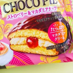 Lotte Choco Pie - Strawberry & Macadamia