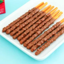 Pocky Biscuit Sticks - Berry Chocolate