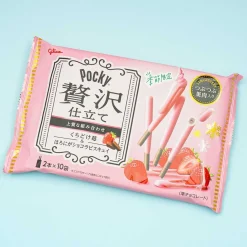 Pocky Premium Biscuit Sticks - Fraise Kuchidoke